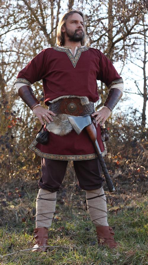 Men in the Middle Ages - Men's medieval costume in brown, red or blue