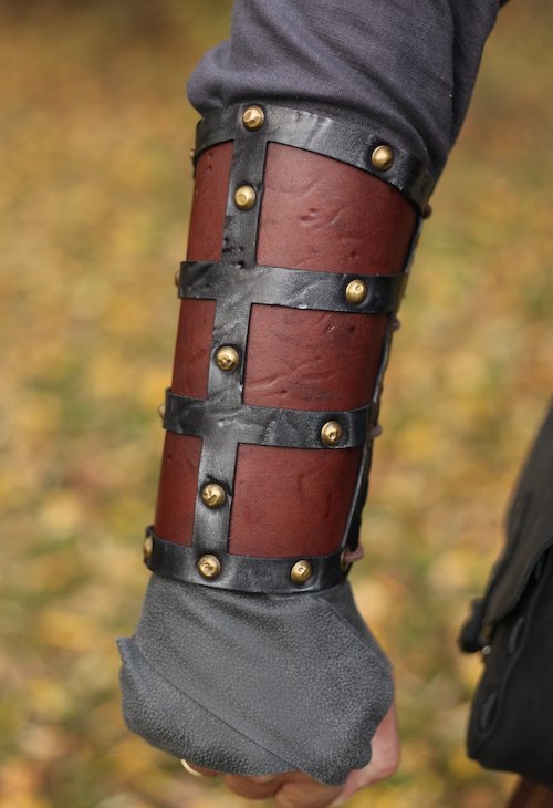 Armure en m&eacute;tal, cuir ou un m&eacute;lange efficace de mat&eacute;riaux