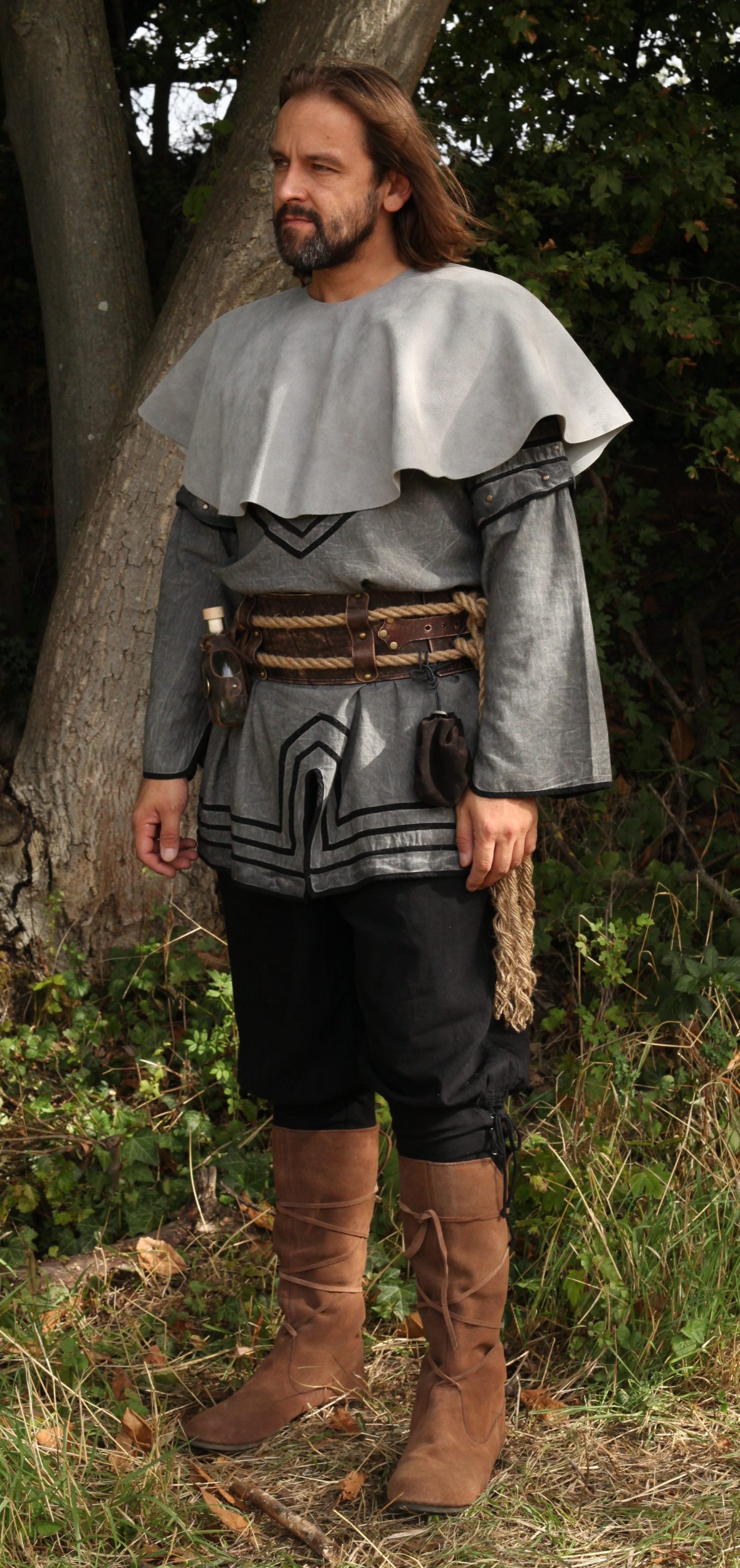 Gugel/Poncho aus Wildleder online bestellen bei larp-fashion.de