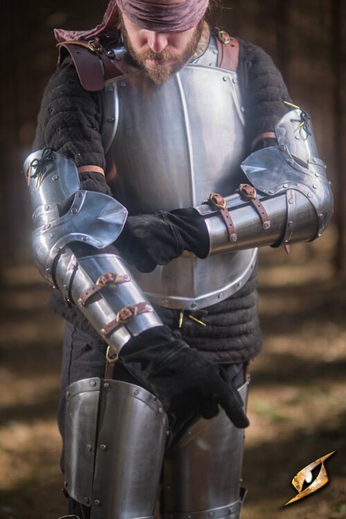 Eine LARP Rüstung mit Bein- und Armschienen aus dem Versand-Shop