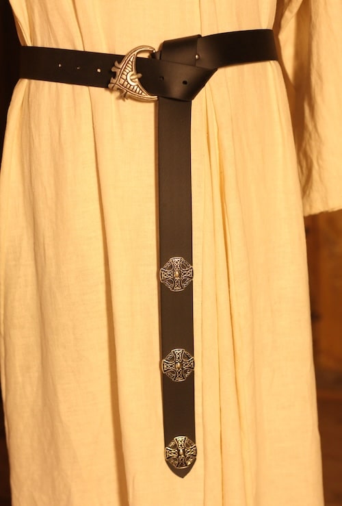 The medieval belt in black or brown leather