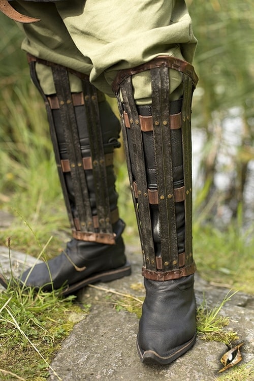 Zu einer Rüstung gehörten neben fester Kleidung auch Armschienen und Beinschienen