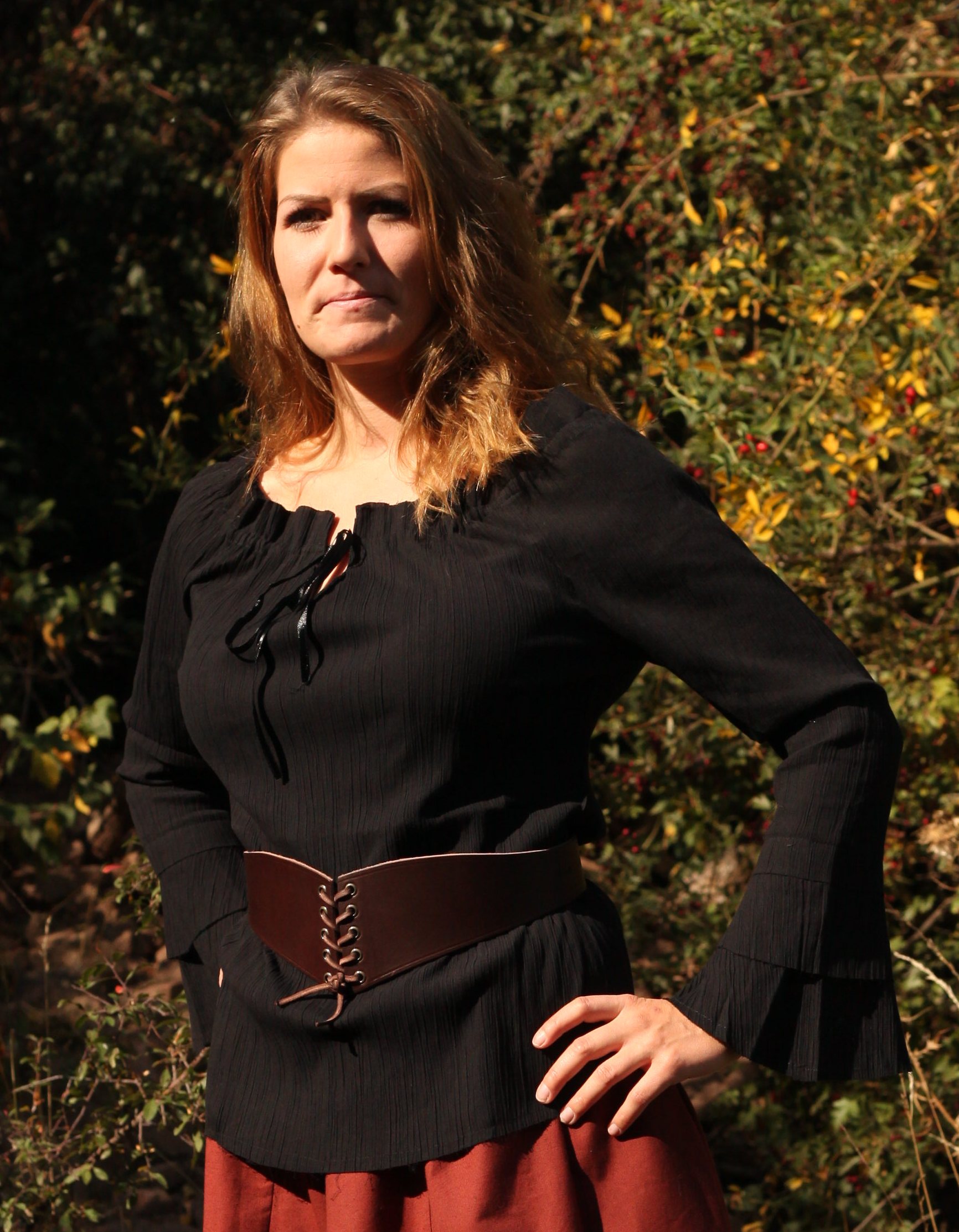 Im Versand Shop von Larp Fashion erhälst Du eine Mittelalter Bluse in schwarz, rot, grün oder braun