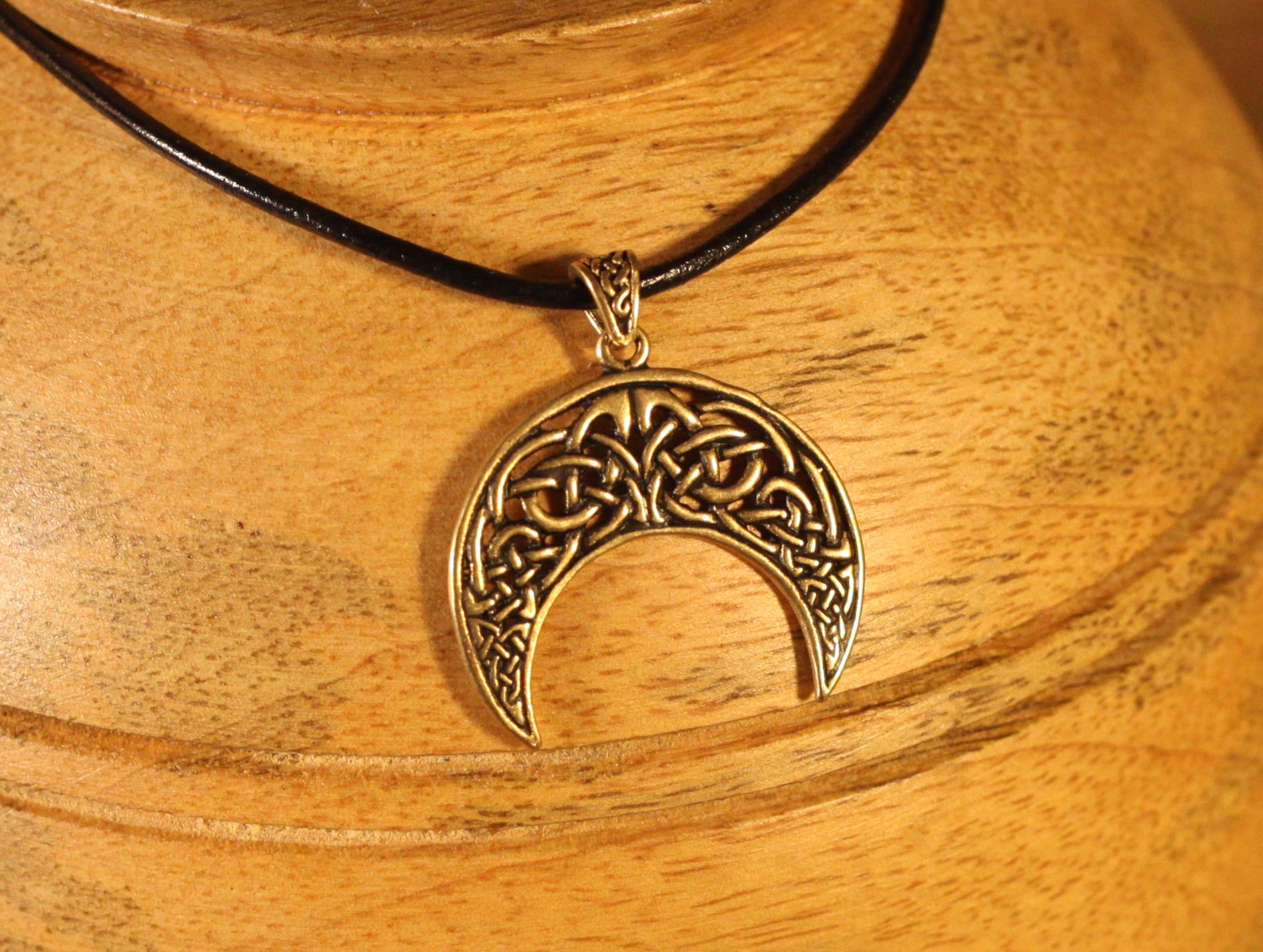 Bronze pendant necklace store
