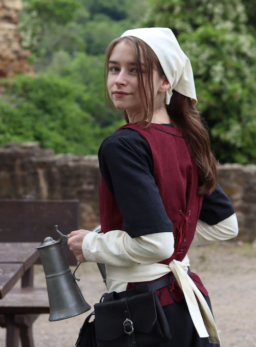 Vêtements médiévaux pour femmes de votre choix et imagination en rouge et noir